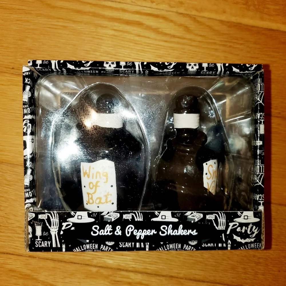 New Goth Wing Of Bat‎ & Snake Venom Potion Salt And Pepper Shakers